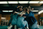 <b>«Непослушные» (Wayward) — мини-сериал, созд. Мэй Мартин</b>
<br><br>
<b>Где и когда смотреть:</b> на Netflix — с 25 сентября
<br><br>
Новый проект создательницы драмеди «Как же хорошо…», комедиантки Мэй Мартин. В сериале «Непослушные» она играет полицейскую из маленького городка, которая начинает подозревать, что в местном учреждении для трудных подростков под управлением харизматичной основательницы (Тони Коллетт) творится что-то неладное.