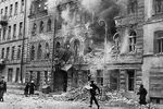 Одна из улиц Ленинграда после обстрела немецкой артиллерией