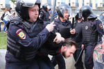 Задержание участника несанкционированного митинга на Тверской улице в Москве