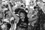 Зрительница на стадионе имени Кеннеди в Филадельфии, 13 июля 1985 года