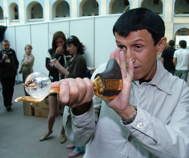 Юрий Айзеншпис со статуэткой в области шоу-бизнеса премии «Золотая пчела, 2005 год