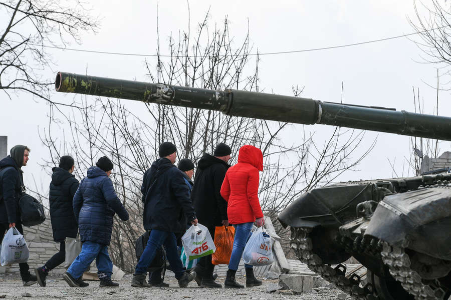 Люди с&nbsp;сумками и вещами собираются эвакуироваться из&nbsp;Мариуполя, март 2022&nbsp;года