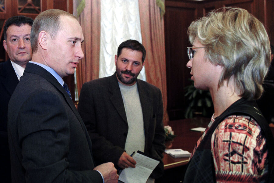 Президент РФ Владимир Путин, Светлана Бабаева (справа) из&nbsp;газеты &laquo;Известия&raquo;, ведущий ОРТ Михаил Леонтьев ( в&nbsp;центре) и корреспондент агентства &laquo;Интерфакс&raquo; Вячеслав Терехов, 2000&nbsp;год