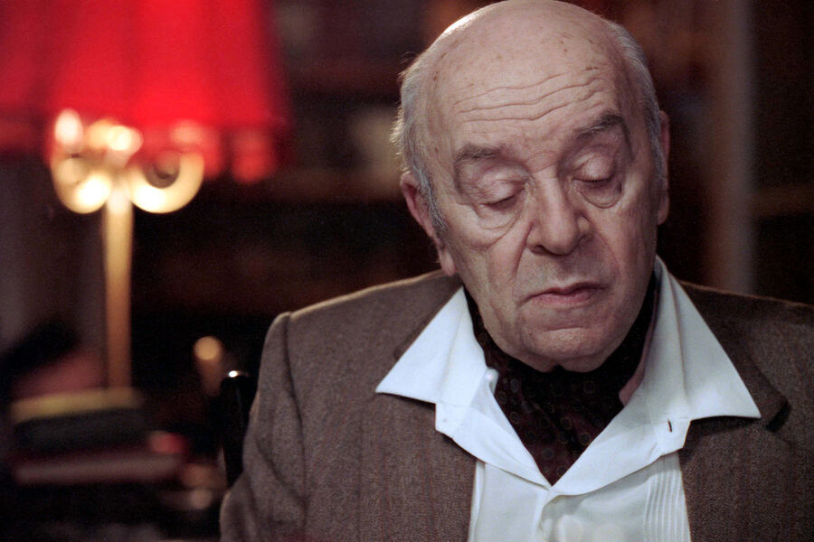 <b>«Простые вещи», Алексей Попогребский (2007)</b>
<br><br>За роль капризного старика-актера Владимира Журавлева в&nbsp;фильме «Простые вещи» Броневой получил премию «Ника» в&nbsp;номинации «Лучшая мужская роль второго плана». По&nbsp;сюжету врачу Сергею Маслову (Сергей Пускепалис) предлагают за&nbsp;хорошие деньги делать забытому актеру обезболивающие уколы на&nbsp;дому. Несмотря на&nbsp;вздорный характер старика, у&nbsp;них складываются доверительные отношения.
