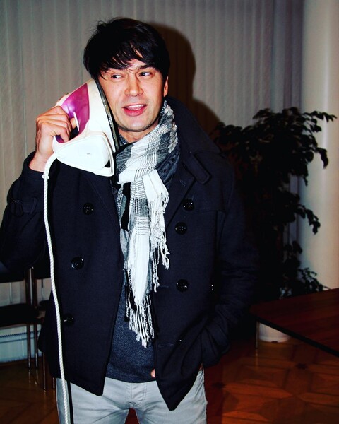 Участник группы &laquo;На-На&raquo; певец Владимир Политов шуточно звонит по&nbsp;домашнему утюгу в&nbsp;2018 году