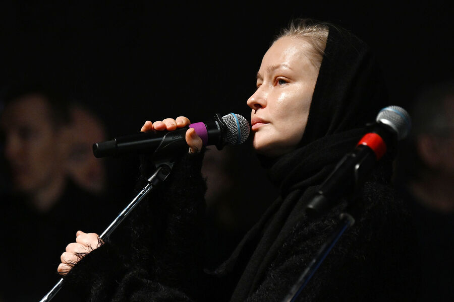 Актриса Юлия Пересильд на&nbsp;церемонии прощания с&nbsp;актрисой Евгенией Добровольской в&nbsp;МХТ имени Чехова, 14&nbsp;января 2025&nbsp;года