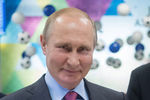 Президент России Владимир Путин во время посещения центра выдачи паспортов болельщиков ЧМ-2018 по футболу в Сочи, 3 мая 2018 года