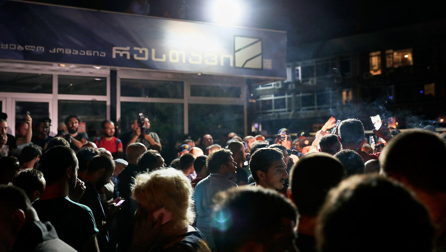 Участники стихийной акции против телеканала «Рустави 2» в Тбилиси, 8 июля 2019 года