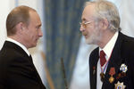 Президент России Владимир Путин награждает народного артиста РСФСР Василия Ливанова орденом «За заслуги перед Отечеством» IV степени в Екатерининском зале Кремля, 2005 год