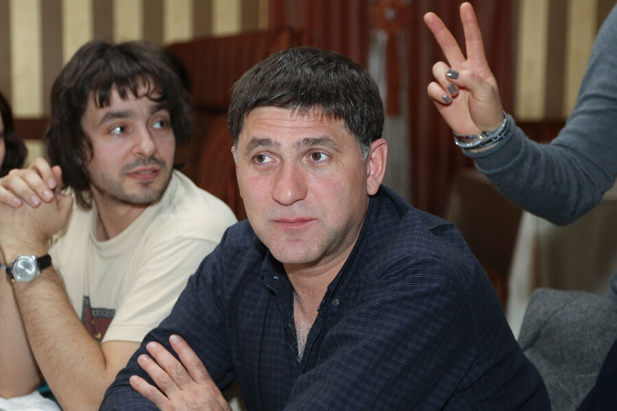 Актер Сергей Пускепалис (на первом плане) во время игры &laquo;Что? Где? Когда?&raquo;, которая прошла в&nbsp;рамках Первого национального кинофестиваля дебютов &laquo;Движение&raquo; в&nbsp;Омске, 2013&nbsp;год