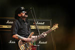 Основатель Motorhead Лемми Килмистер во время выступления на фестивале Гластонбери в Великобритании, 2015 год