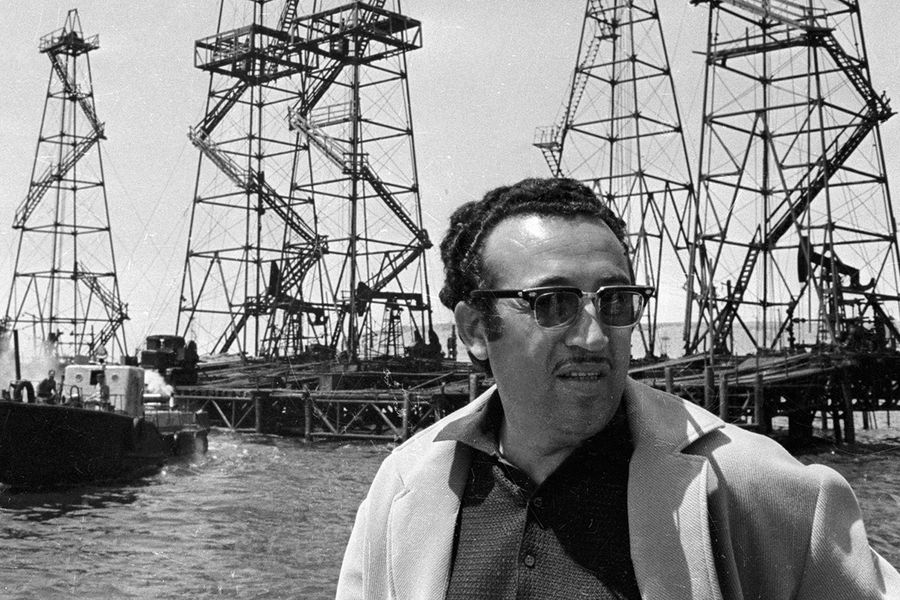 Таир Салахов во время прогулки по&nbsp;набережной Баку, 1970&nbsp;год