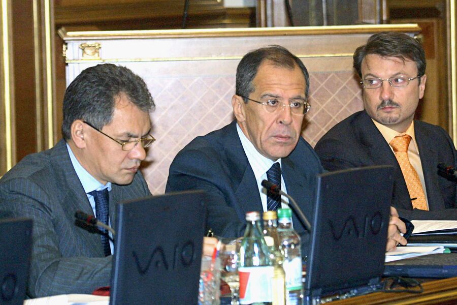 Министр по&nbsp;делам гражданской обороны, чрезвычайным ситуациям и ликвидации последствий стихийных бедствий Сергей Шойгу, министр иностранных дел Сергей Лавров и министр экономического развития и торговли Герман Греф (слева направо) на&nbsp;заседании правительства, 2004&nbsp;год