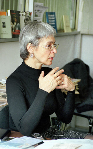 Анна Политковская в редакции «Новой газеты», 2002 год
