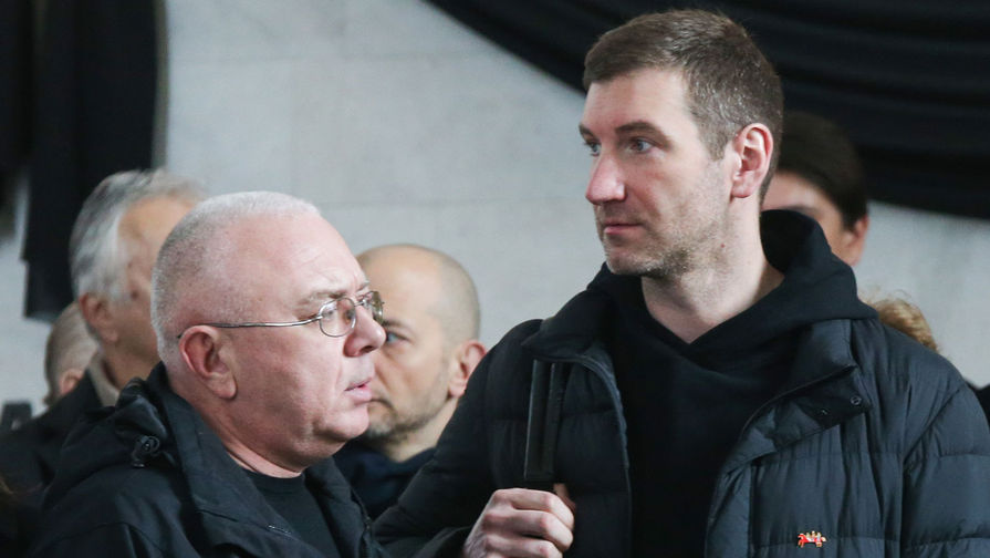 Журналисты Павел Лобков и Антон Красовский на церемонии прощания с Игорем Малашенко в ритуальном зале на Троекуровском кладбище, 18 марта 2019 года