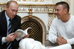 Президент России Владимир Путин во время встречи в Ново-Огарево с чемпионом мира по боксу Константином Цзю, 2004 год