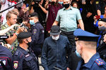 Актер Михаил Ефремов у Пресненского суда Москвы после предварительных слушаний по делу о ДТП со смертельным исходом, 30 июля 2020 года