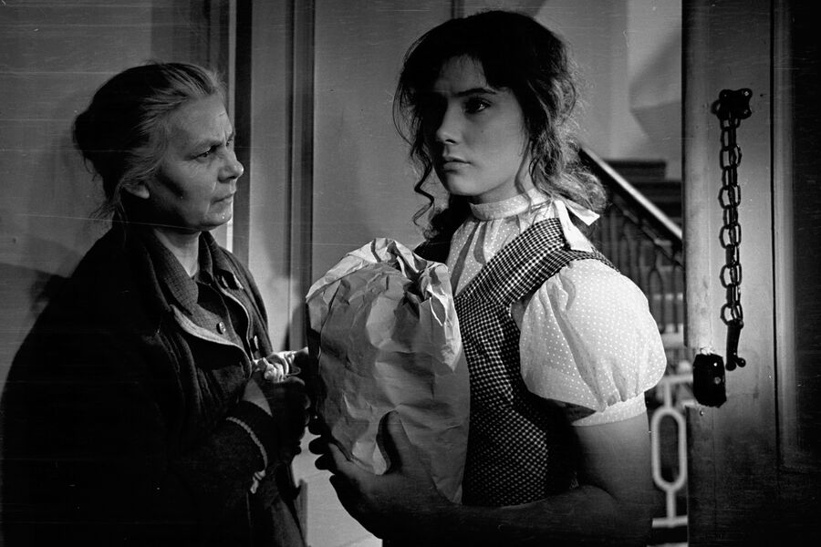 <b>Антонина Богданова и Татьяна Самойлова в&nbsp;фильме «Летят журавли» (1957)</b><br>
Описывая Веронику в&nbsp;пьесе, Виктор Розов представлял свою любимую девушку Надежду, которая на&nbsp;самом деле дождалась писателя с&nbsp;фронта и стала его женой. Она была блондинкой, поэтому первоначально на&nbsp;главную роль планировали взять Елену Добронравову (ее пробы не подошли) и Татьяну Конюхову (она отказалась). Татьяну Самойлову увидел в&nbsp;фильме «Мексиканец» оператор Урусевский. Он обратил внимание на&nbsp;девушку с&nbsp;необычной внешностью и пригласил на&nbsp;пробы. После проб у&nbsp;создателей не осталось сомнений &ndash; героиня найдена. Не уверен был только Виктор Розов, он считал, что молодая актриса может не осилить такую сложную роль, но после начала съемок признал свою неправоту.
