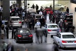 Посетители автосалона
