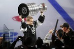 Капитан «Лос-Анджелеса» Дастин Браун с Кубком Стэнли