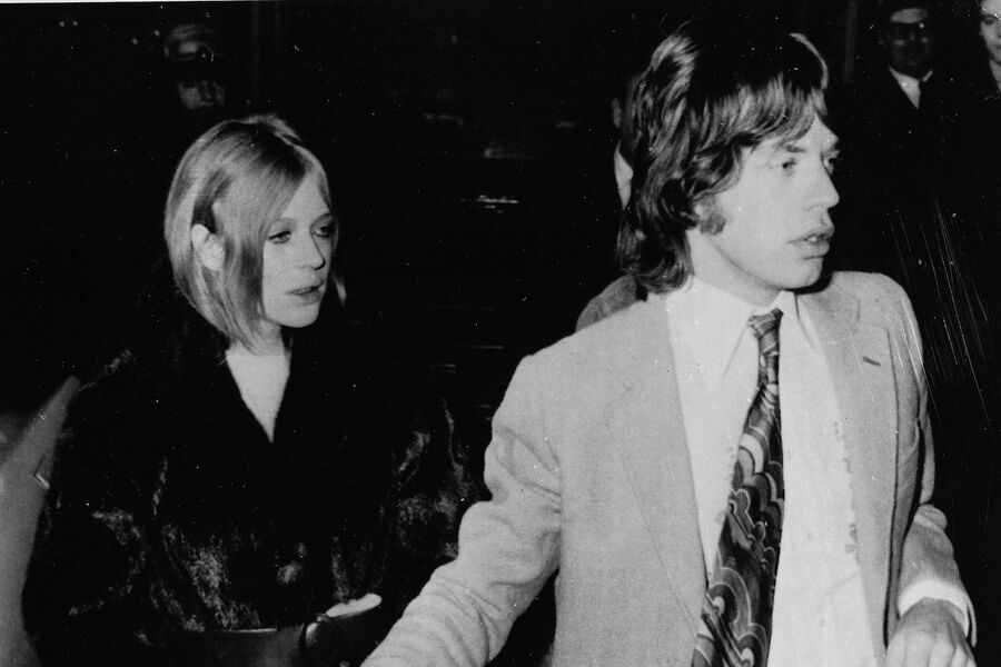 Солист группы The Rolling Stones Мик Джаггер и его бывшая девушка Марианна Фейтфулл прибывают в&nbsp;Лондон на&nbsp;заседание суда, 18&nbsp;декабря 1969&nbsp;года