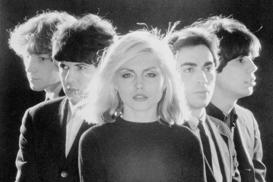 Участники группы Blondie: Гари Валентайн, Клем Берк, Дебби Харри, Крис Стейн и Джимми Дестри (слева направо), 16&nbsp;апреля 1977&nbsp;года