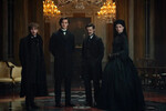 <b>«Дом Гиннесса» (House of Guinness), созд. Стивен Найт</b>
<br><br>
<b>Где и когда смотреть:</b> на Netflix — с 25 сентября
<br><br>
Автор «Острых козырьков» Стивен Найт экранизирует историю пивоваренной династии. Действие разворачивается в Дублине и Нью-Йорке второй половины XIX века, в центре сюжета — четверо наследников покойного сэра Бенджамина Гиннесса, всю жизнь занимавшегося расширением своей империи.