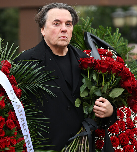 Генеральный директор Первого канала, продюсер Константин Эрнст на&nbsp;церемонии прощания с&nbsp;режиссером и телеведущим Тиграном Кеосаяном в&nbsp;армянской церкви Святого креста в&nbsp;Москве, 28&nbsp;сентября 2025&nbsp;года