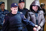 Сотрудник МВД Алексей Смирнов (справа), обвиняемый в убийстве и тяжелом ранении сотрудников полиции на станции метро «Рязанский проспект», перед рассмотрением ходатайства следствия об аресте в Пресненском районнм суде, 20 сентября 2019 года