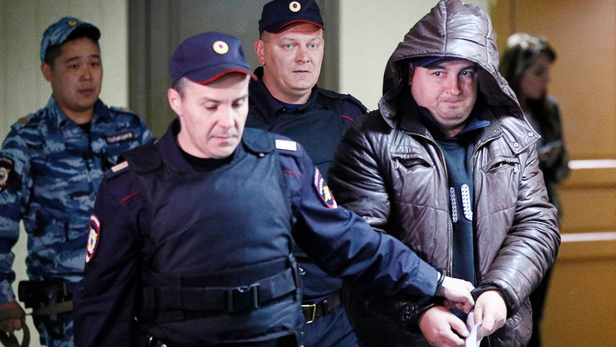 Сотрудник МВД Алексей Смирнов (справа), обвиняемый в&nbsp;убийстве и тяжелом ранении сотрудников полиции на&nbsp;станции метро &laquo;Рязанский проспект&raquo;, перед&nbsp;рассмотрением ходатайства следствия об аресте в&nbsp;Пресненском районнм суде, 20 сентября 2019 года