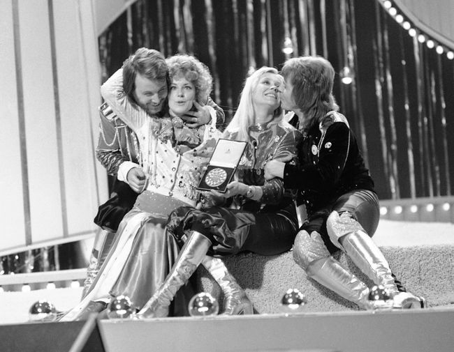 Группа ABBA празднует победу на конкурсе песни «Евровидение», 1974 год