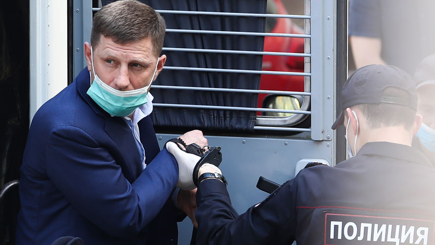 Губернатор Хабаровского края Сергей Фургал перед избранием меры пресечения в Басманном суде, 10 июля 2020 года