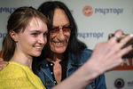 Кен Хенсли фотографируется с поклонницей во время автограф-сессии в Москве, 2016 год