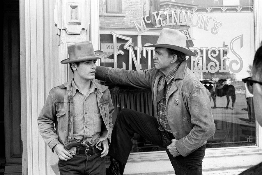 Дин Стоквелл на&nbsp;съемочной площадке сериала &laquo;Вне Закона&raquo; с&nbsp;актером Бартоном МакЛейном,1960 год