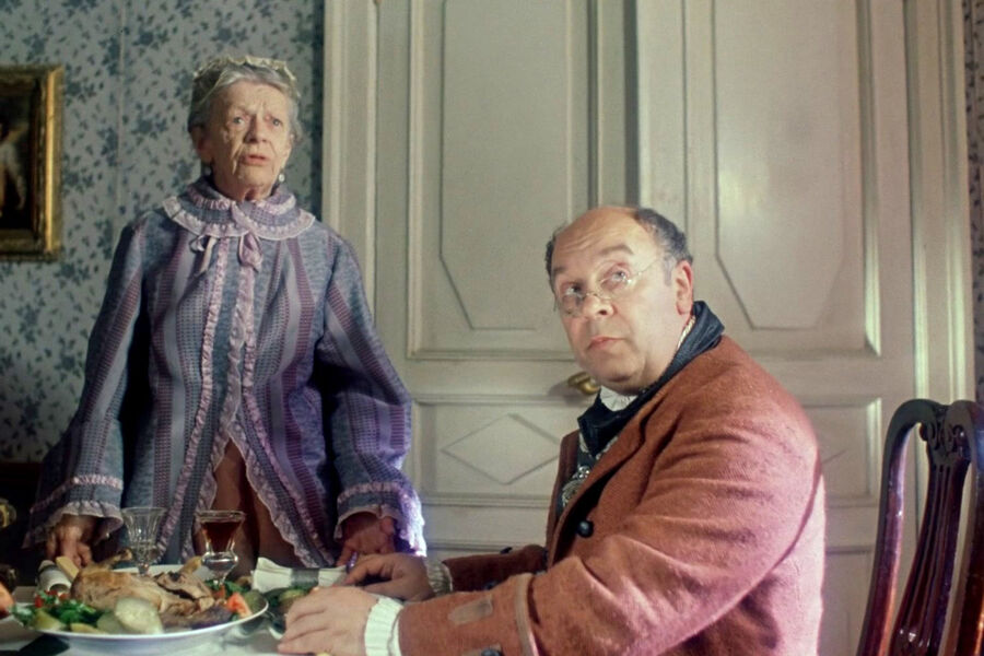 <b>«Формула любви», Марк Захаров (1984)</b>
<br><br>Еще одним не менее популярным образом, сыгранным Броневым, стал Доктор из&nbsp;телефильма «Формула любви» &mdash; умудренный опытом человек, уверенный в&nbsp;своих взглядах на&nbsp;жизнь.
Этот персонаж Броневого также запомнился зрителям своими цитатами &mdash; такими как «Голова &mdash; предмет темный, исследованию не подлежит» и «Коли доктор сыт, то и больному легче».
<br><br>На фото: Татьяна Пельтцер и Леонид Броневой
