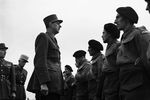 Генерал Шарль де Голль во время встречи с французскими солдатами, сбежавшими из немецкого плена, Лондон, 1941 год