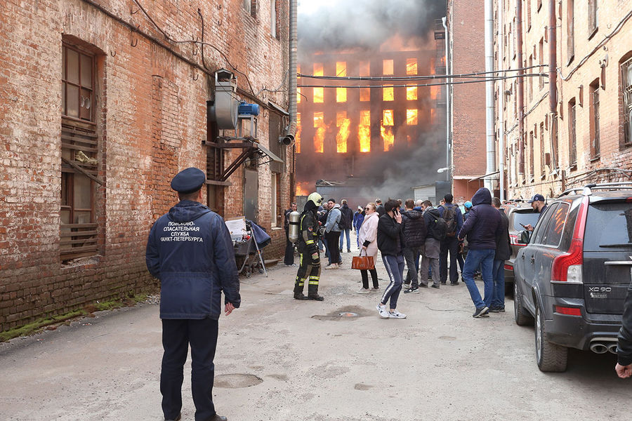 Пожар в&nbsp;здании &laquo;Невской мануфактуры&raquo; на&nbsp;Октябрьской набережной в&nbsp;Санкт-Петербурге, 12&nbsp;апреля 2021&nbsp;года