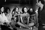 На большом экране Кэттролл дебютировала в 1975 году — и как раз у Премингера. Актриса снялась в небольшой роли в его фильме «Бутон розы», звездой которого был трехкратный обладатель «Золотого Глобуса» Питер О'Тул. По сюжету ленты группа палестинцев захватывает яхту, на которой находятся дочери миллионеров. Одну из них сыграла именно Кэттролл. На фото: Ким Кэттролл в фильме «Бутон розы» (1975)
