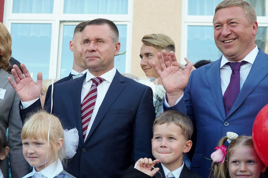 Мэр Калининграда Александр Ярошук (справа) и исполняющий обязанности губернатора Калининградской области Евгений Зиничев на&nbsp;празднике, посвященном Дню знаний, в&nbsp;новой начальной школе муниципального автономного общеобразовательного учреждения Калининграда гимназии № 22, 2016&nbsp;год