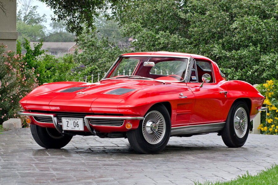 Chevrolet Corvette Stingray 1963
<br><br>
Разработчик Chevrolet Corvette Stingray Ларри Шинода при&nbsp;создании его дизайна вдохновлялся в&nbsp;том числе акулой мако, пойманной на&nbsp;глубоководной рыбалке. Автомобиль получил характерную суживающуюся заднюю часть и покатый силуэт кузова. Представленная в&nbsp;1963 году машина получила мотор мощностью 360&nbsp;л.с., а два года спустя – дисковые тормоза на&nbsp;всех колесах.
