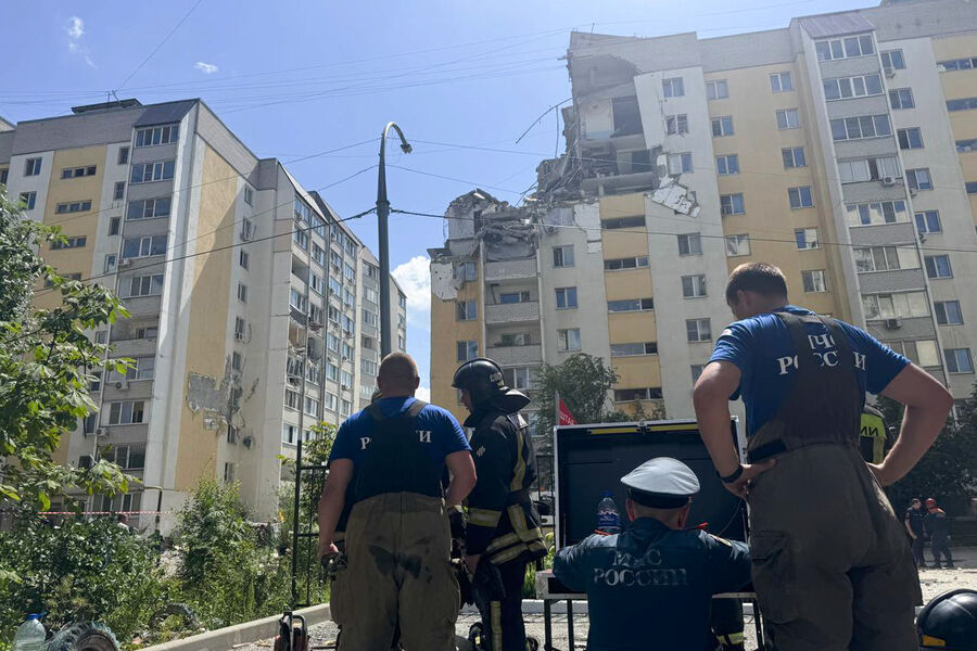 Сотрудники МЧС у&nbsp;жилого 10-этажного многоквартирного дома в&nbsp;Саратове, поврежденного в&nbsp;результате взрыва, 25&nbsp;июля 2025&nbsp;года