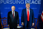 Президент РФ Владимир Путин и президент США Дональд Трамп во время встречи на военной базе Эльмендорф - Ричардсон на Аляске, 15 августа 2025 года
