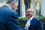 Предприниматель Михаил Прохоров и глава ВТБ Андрей Костин на церемонии празднования Дня независимости США в Москве