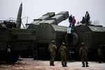 Дети и военнослужащие на выставке вооружений, которая проходит на полигоне Луга в Ленинградской области в День ракетных войск и артиллерии