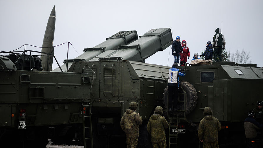 Дети и военнослужащие на выставке вооружений, которая проходит на полигоне Луга в Ленинградской области в День ракетных войск и артиллерии