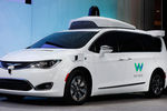 Гибридный автономный автомобиль проекта Waymo на базе Chrysler Pacifica на моторшоу в Детройте, 8 января 2017 года