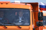 Президент России Владимир Путин за рулем «КамАЗа» во время церемонии открытия моста через Керченский пролив, 15 мая 2018 года