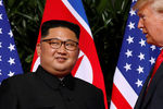 Высший руководитель КНДР Ким Чен Ын и президент США Дональд Трамп во время встречи на острове Сентоса в Сингапуре, 12 июня 2018 года