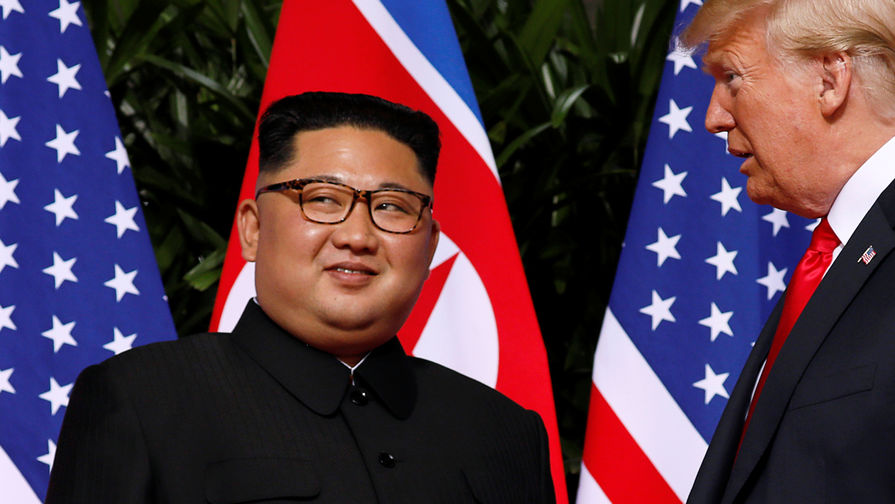 Высший руководитель КНДР Ким Чен Ын и президент США Дональд Трамп во время встречи на острове Сентоса в Сингапуре, 12 июня 2018 года