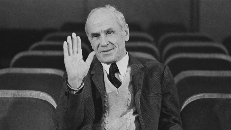 Режиссер Борис Бабочкин во время репетиции спектакля «Гроза», 1974 год